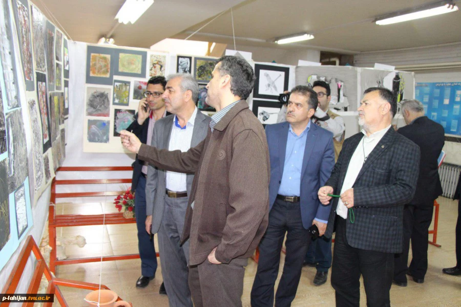 بازدید رییس و همکاران از نمایشگاه  گرافیک در دانشکده فنی شهید رجایی  در روز جهانی گرافیک  2