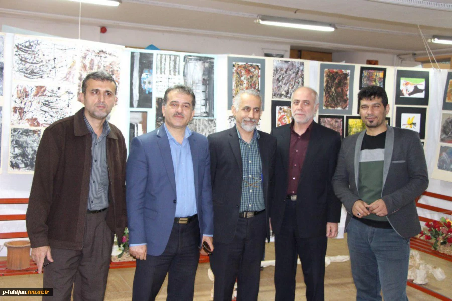 بازدید رییس و همکاران از نمایشگاه  گرافیک در دانشکده فنی شهید رجایی  در روز جهانی گرافیک  4