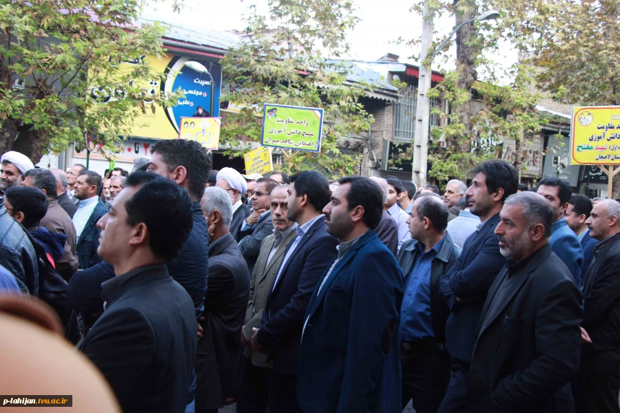 حضرت آیت الله خامنه ای(مد ظله العالی ):روز سیزده آبان یعنی روز اعلام پایداری ملت در برابر آمریکا. 2