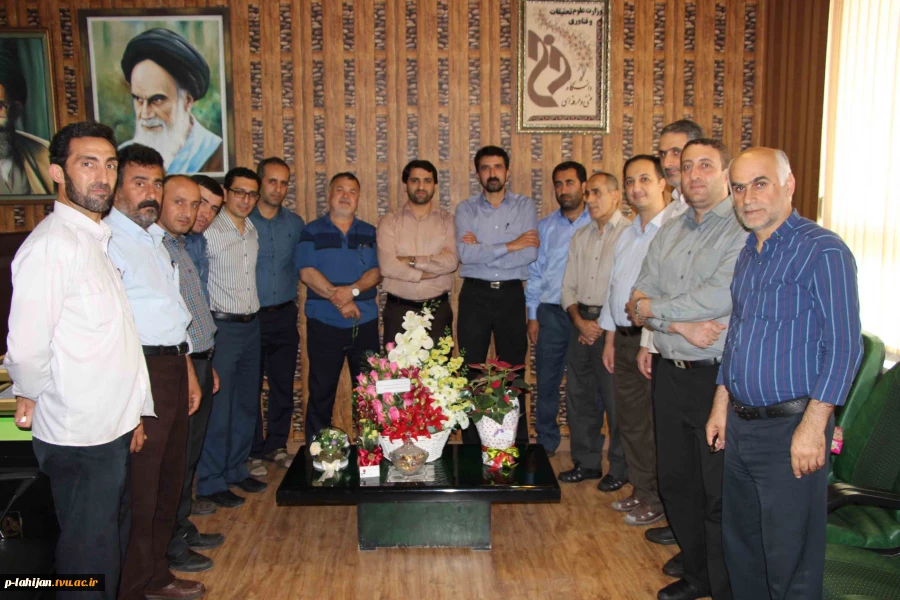 عرض تبربک همکاران آموزشکده به ریاست مرکز شهید رجایی آقای دکتر پنج مینی 2