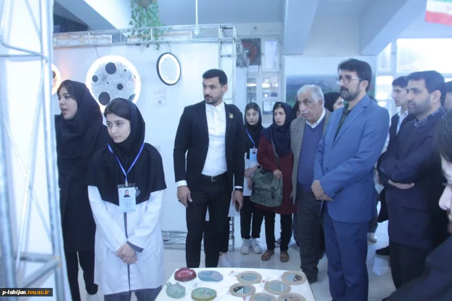 بازدید ریاست دانشکده شهید رجایی لاهیجان و هیات همراه از نمایشگاه دستاورد های دانش آموزان هنرستان علم و صنعت لاهیجان – بهمن ماه 1402 2