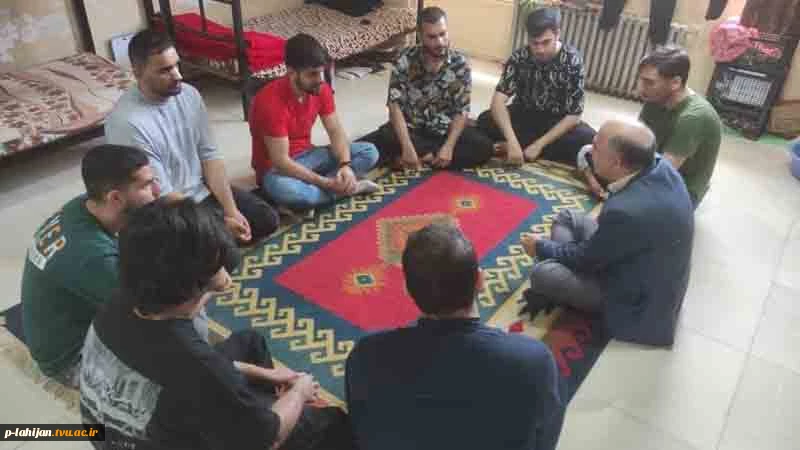 حضور مشاور در خوابگاه آموزشکده شهید رجایی لاهیجان به مناسبت هفته خوابگاه با موضوع رفع استرس و اضطراب امتحانات - اردیبهشت 2