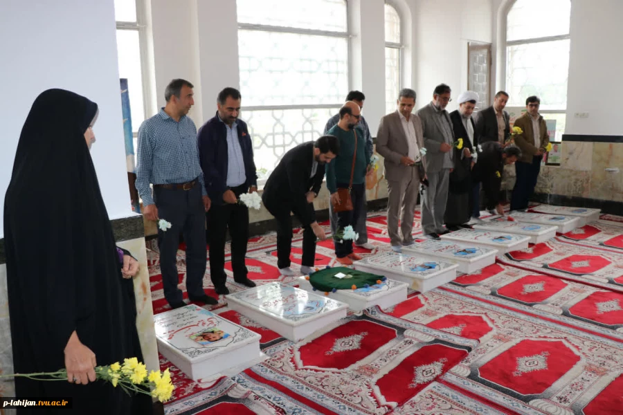 حضور ریاست و کارکنان دانشگاه ملی مهارت واحد لاهیجان در مزار شهدا و حرم آقا سید جلال الدین اشرف (ع) آستانه اشرفیه، به مناسبت ولادت با سر سعادت امام رضا (ع) 4
