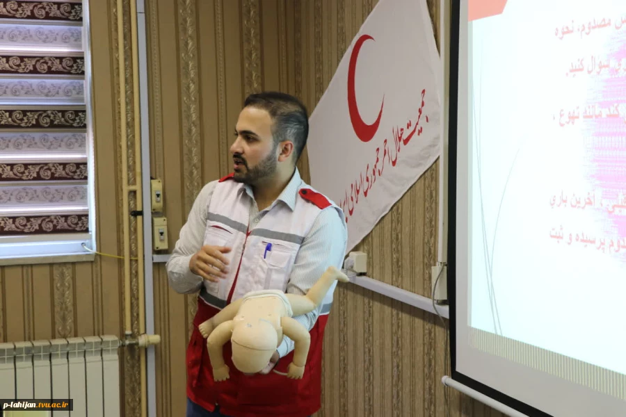 برگزاری کارگاه آموزشی آمادگی عمومی و اقدامات ایمنی (کمک های اولیه) به مناسبت روز هلال احمر در دانشگاه ملی مهارت واحد لاهیجان(شهید رجایی) 12