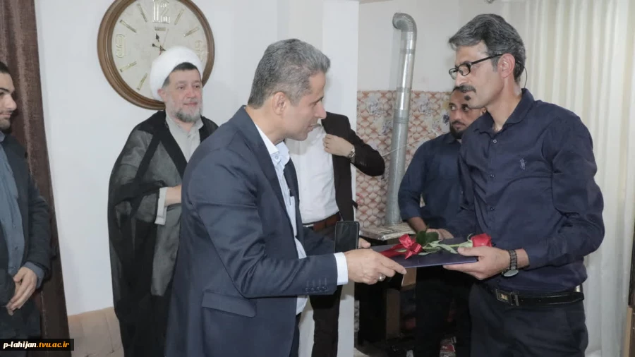 دیدار سرپرست و مسئولین دانشگاه ملی مهارت لاهیجان با خانواده شهید «عابدینی» و جانباز «حسن مهدی پور» 7